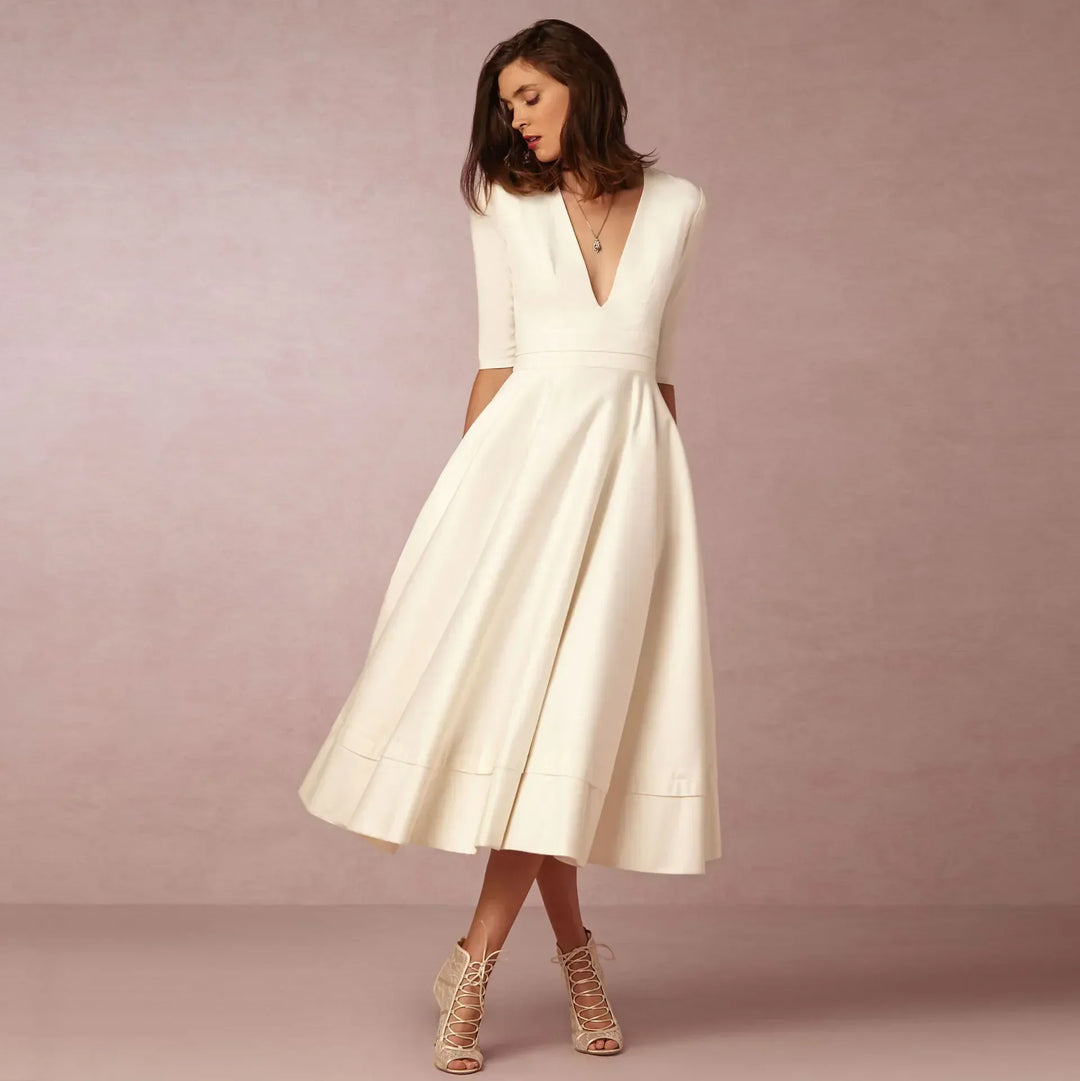 Robe Évasée Romane | Col V, Sans Manches, Élégance Intemporelle 0