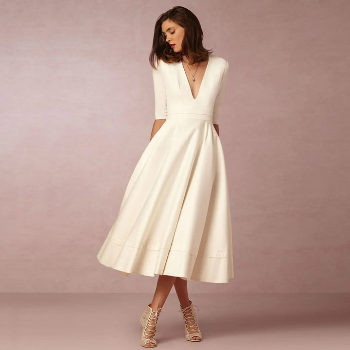 Robe Évasée Romane | Col V, Sans Manches, Élégance Intemporelle 0