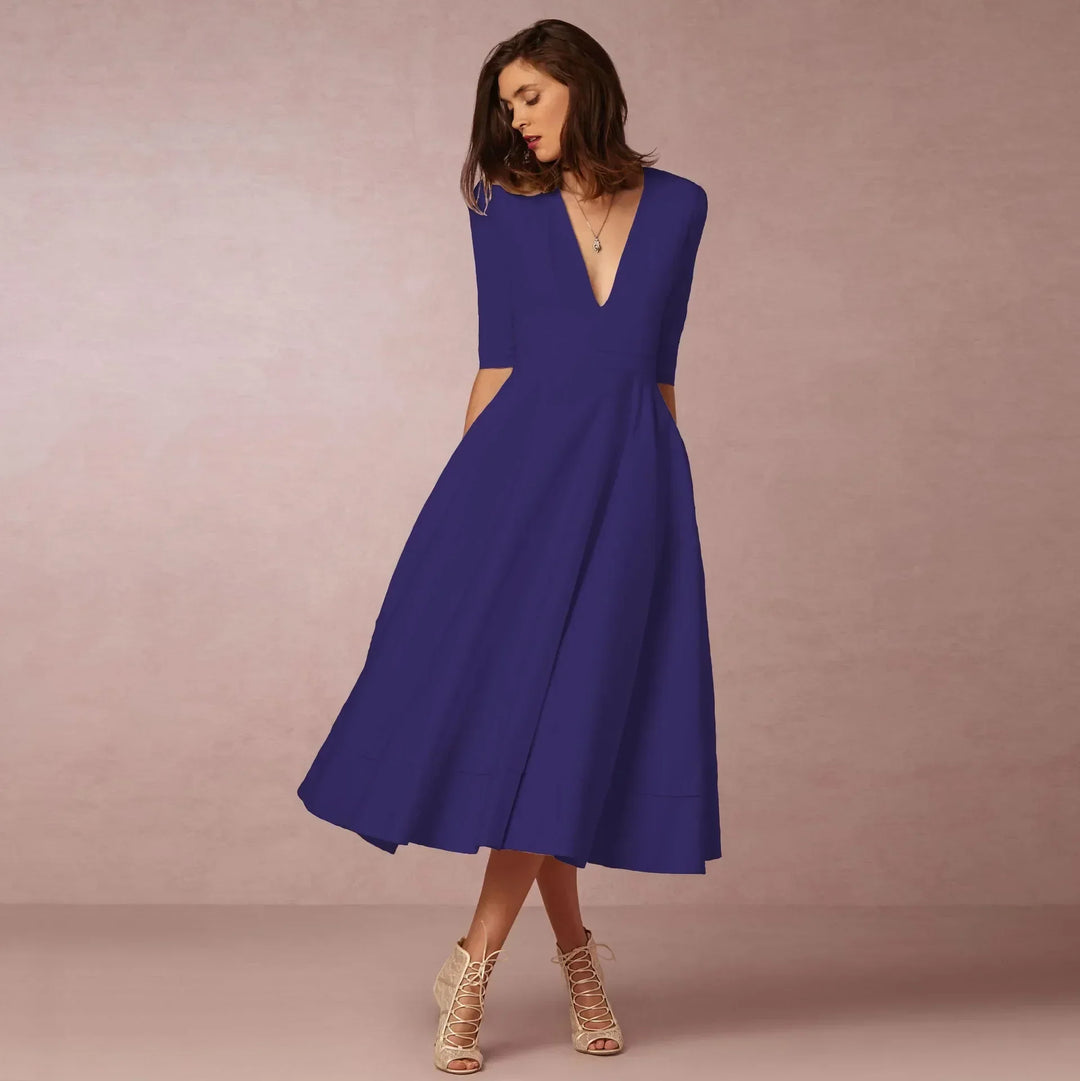 Robe Évasée Romane | Col V, Sans Manches, Élégance Intemporelle 1