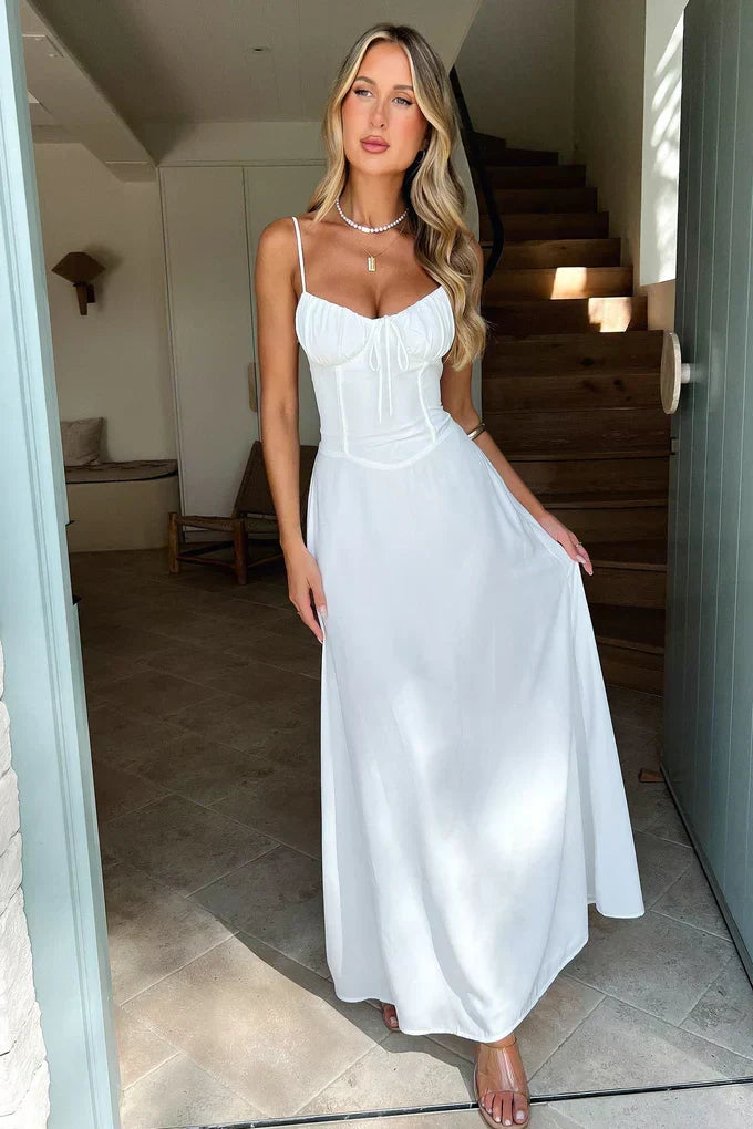 Robe Satinée Louise | Dentelle, Bretelles Fines, Élégance Luxe 1